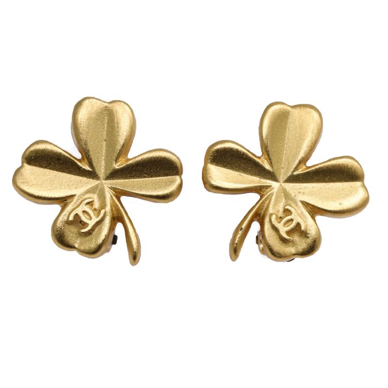 CHANEL coco mark clover earrings
