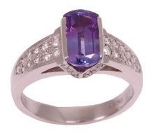 Design ring with sapphire diamond